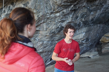 Adam Ondra, Flatanger, Norvegia - Adam Ondra, felice dopo aver liberato il suo 9c Project Hard a Flatanger in Norvegia