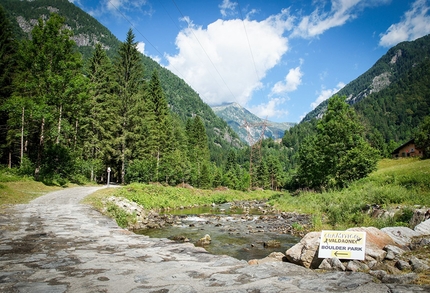 GraMitico, Valle di Daone, boulder, arrampicata - La bellissima Valle di Daone, nel Parco Naturale Adamello Brenta, è attraversata dal fiume Chiese ed è caratterizzata da centinaia di massi di granito ideali per l'arrampicata boulder