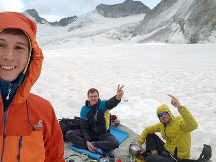 Grand Capucin, Mont Blanc, L'or du temps, Pavel Kratochvíl, Róbert Luby, Martin Krasňanský - Pavel Kratochvíl, Róbert Luby and Martin Krasňanský below Grand Capucin, Mont Blanc