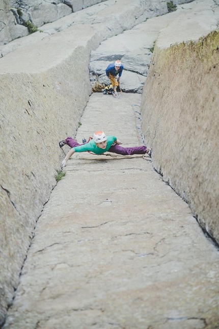 Devils Tower, El Matador, Jorg Verhoeven, Katharina Saurwein - Katharina Saurwein e Jorg Verhoeven salgono El Matador (5.11a), Devils Tower, Wyoming, USA