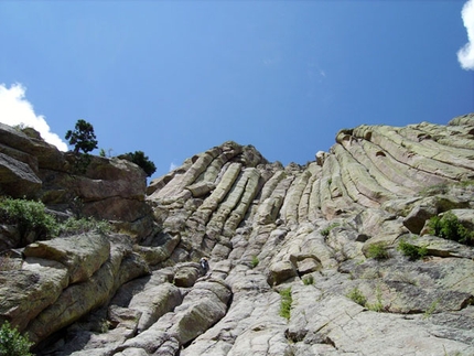 Climbing in USA, Wyoming, Devils Tower, Elio Bonfanti, Riccardo Ollivero - Climbing in USA, Wyoming, Devils Tower, alla base di Durrance