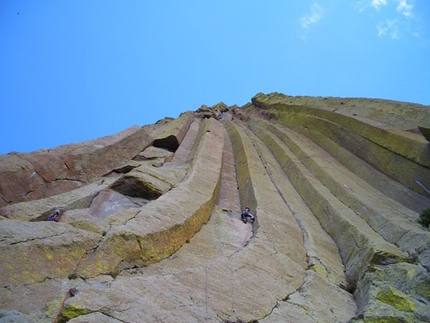Climbing in USA, Wyoming, Devils Tower, Elio Bonfanti, Riccardo Ollivero - Climbing in USA, Wyoming, Devils Tower, El matador, Elio Bonfanti su L1 