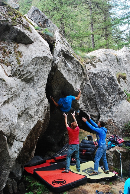 Orcoblocco, Valle dell'Orco, arrampicata boulder - Andrea Zanone su Picchia Pennacchio 8A+ in Valle dell'Orco, durante l' Orcoblocco 2017