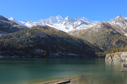 Orcoblocco, Valle dell'Orco, arrampicata boulder - Il settore Atlantide sommerso dal lago di Ceresole Reale in Valle dell'Orco