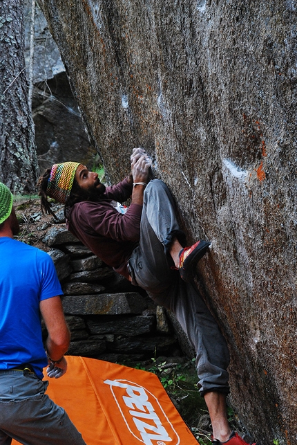 Orcoblocco, Valle dell'Orco, arrampicata boulder - Domenico Totani tenta il progetto Arena in Valle dell'Orco, durante l' Orcoblocco 2017