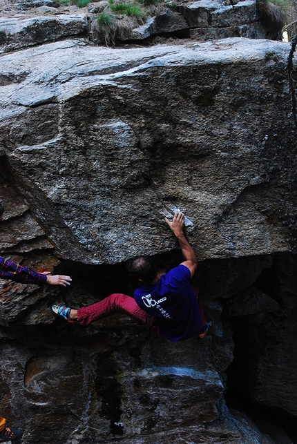 Orcoblocco, Valle dell'Orco, arrampicata boulder - Francesco Guerra su 'Bacia e Uccidi' 6C sul sasso Bacia e Ucidi in Valle dell'Orco, durante l' Orcoblocco 2017