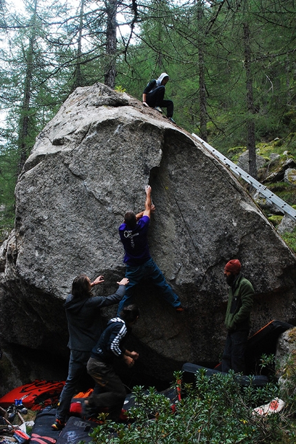 Orcoblocco, Valle dell'Orco, arrampicata boulder - Orcoblocco 2017: tentativi sul masso Dario's Project