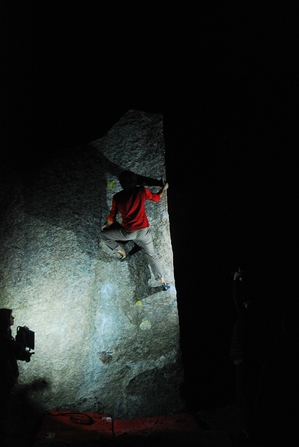 Orcoblocco, Valle dell'Orco, arrampicata boulder - Orcoblocco 2017: Zaffa in notturna sulla Narderlitz
