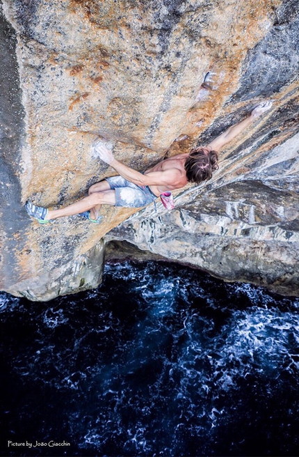 Chris Sharma, Deep Water Solo, climbing, Mallorca - America's Chris Sharma climbing his Deep Water Solo testpiece 'Big Fish' 8c+/9a at Soller, Mallorca: 