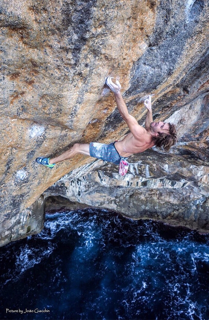 Chris Sharma, Deep Water Solo, arrampicata, Maiorca - A 20 metri sopra il mare Chris Sharma affronta la sezione chiave della sua Deep Water Solo 'Big Fish' 8c+/9a a Soller, Maiorca