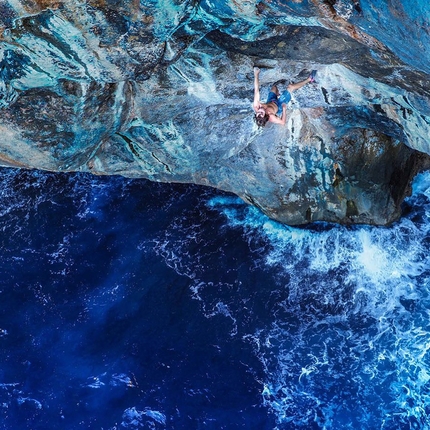 Chris Sharma, Deep Water Solo, arrampicata, Maiorca - Lo statunitense Chris Sharma libera la sua Deep Water Solo 'Big Fish' 8c+/9a a Soller, Maiorca