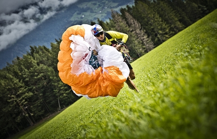 Red Bull Dolomitenmann, Aaron Durogati primo nel parapendio