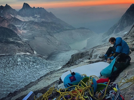 Bugaboos Spire, Vlad Capusan, Tom Schindfissel - Bivacco durante la prima salita di Tutti Frutti Summer Love, Bugaboos Spire (Vlad Capusan, Tom Schindfissel)