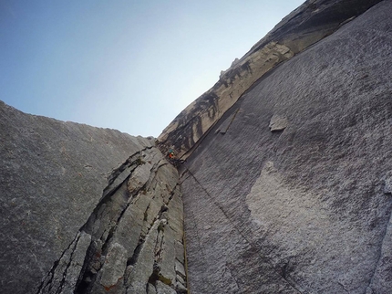 Bugaboos Spire, Vlad Capusan, Tom Schindfissel - During the first ascent of Tutti Frutti Summer Love, Bugaboos Spire (Vlad Capusan, Tom Schindfissel)