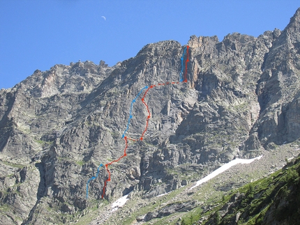 Valle Orco, Monte Bessun, Thunder, Water, Fabio Ventre, Lucas Nyssens, Baptiste Verdin, François Questiaux - Water (rosso) e Thunder (blu) sul Monte Bessun, Valle dell'Orco (Fabio Ventre, Lucas Nyssens, Baptiste Verdin, François Questiaux 07/2017)