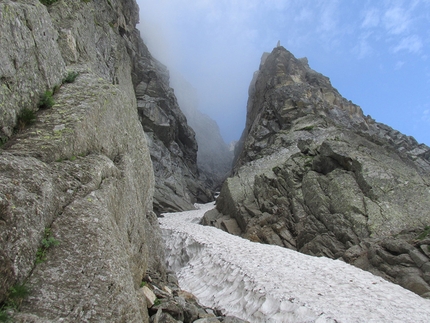 Valle Orco, Monte Bessun, Thunder, Water, Fabio Ventre, Lucas Nyssens, Baptiste Verdin, François Questiaux - Durante le prime salite delle vie Thunder e Water sul Monte Bessun, Valle dell'Orco (Fabio Ventre, Lucas Nyssens, Baptiste Verdin, François Questiaux 07/2017)