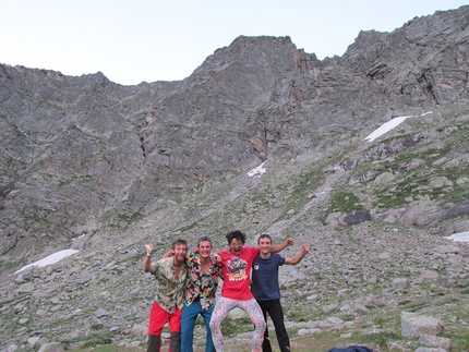 Valle Orco, Monte Bessun, Thunder, Water, Fabio Ventre, Lucas Nyssens, Baptiste Verdin, François Questiaux -  Fabio Ventre, Lucas Nyssens, Baptiste Verdin e François Questiaux dopo le prime salite delle vie Thunder e Water sul Monte Bessun, Valle dell'Orco (07/2017)