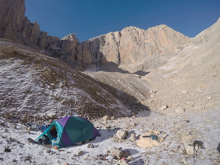 Aladaglar, Turchia, Zorbey Aktuyun, Muammer Yalcın - La tenda di Zorbey Aktuyun e Muammer Yalcın e la cima Vay Vay, Aladaglar, Turchia