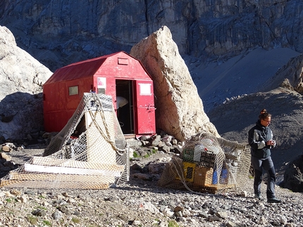 Bivacco dal Bianco, Passo Ombretta, Marmolada, Dolomiti - I lavori di manutenzione del Bivacco dal Bianco, Passo Ombretta, Marmolada, Dolomiti (Claudia Baldini, Carlo Barbolini, Omar Scarpellini 21-23/08/2017)