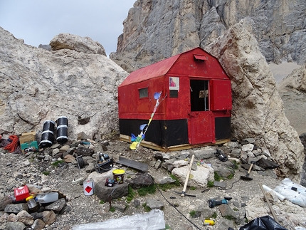 Bivacco dal Bianco, Passo Ombretta, Marmolada, Dolomiti - I lavori di manutenzione del Bivacco dal Bianco, Passo Ombretta, Marmolada, Dolomiti (Claudia Baldini, Carlo Barbolini, Omar Scarpellini 21-23/08/2017)