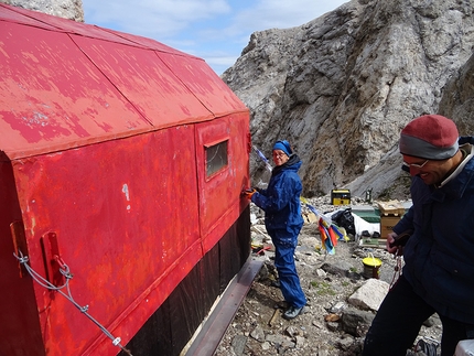 Bivacco dal Bianco, Passo Ombretta, Marmolada, Dolomiti - I lavori di manutenzione del Bivacco dal Bianco, Passo Ombretta, Marmolada, Dolomiti (Claudia Baldini, Carlo Barbolini, Omar Scarpellini 21-23/08/2017)