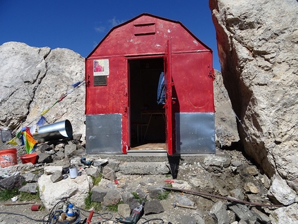 Bivacco dal Bianco, Passo Ombretta, Marmolada, Dolomiti - I lavori di manutenzione del Bivacco dal Bianco, Passo Ombretta, Marmolada, Dolomiti (Claudia Baldini, Carlo Barbolini, Omar Scarpellini 21-23/08/2017)