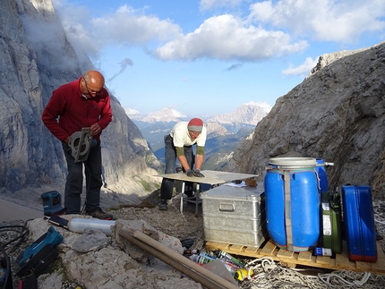 Bivacco dal Bianco, Passo Ombretta, Marmolada, Dolomiti - I lavori di manutenzione del Bivacco dal Bianco, Passo Ombretta, Marmolada, Dolomiti (Claudia Baldini, Carlo Barbolini, Omar Scarpellini 21-23/08/2017)