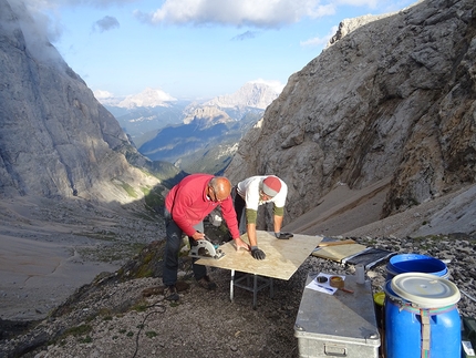 Bivacco dal Bianco, Passo Ombretta, Marmolada, Dolomiti - I lavori di manutenzione del Bivacco dal Bianco, Passo Ombretta, Marmolada, Dolomiti (Claudia Baldini, Carlo Barbolini, Omar Scarpellini 21-23/08/2017)