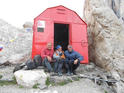 Bivacco dal Bianco, Passo Ombretta, Marmolada, Dolomiti - Carlo Barbolini, Claudia Baldini e Omar Scarpellini dopo i lavori di manutenzione del Bivacco dal Bianco, Passo Ombretta, Marmolada, Dolomiti (21-23/08/2017)