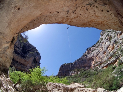Badde Pentumas, Supramonte di Oliena, Sardegna - Durante l'apertura della via Unchinos (8b, 185 m, Luca Giupponi, Maurizio Oviglia) Sardegna