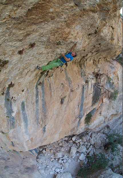 Badde Pentumas, Supramonte di Oliena, Sardegna - Luca Giupponi impegnato sul primo tiro di Unchinos, 8b, Sardegna