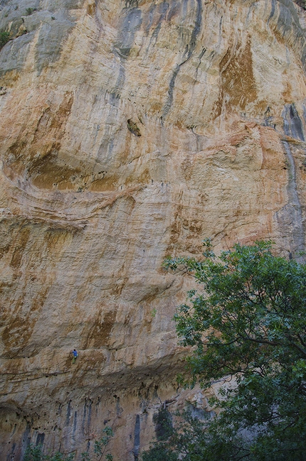 Badde Pentumas, Supramonte di Oliena, Sardegna - Luca Giupponi sale il primo tiro di Unchinos, 8b, Sardegna