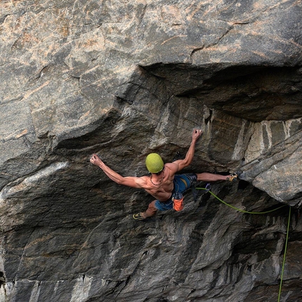 Adam Ondra, Flatanger, Hanshellern, Norway - Adam Ondra attempting his Exchange Project, a possible 9b+ at Flatanger, Hanshellern, Norway (09/2017)