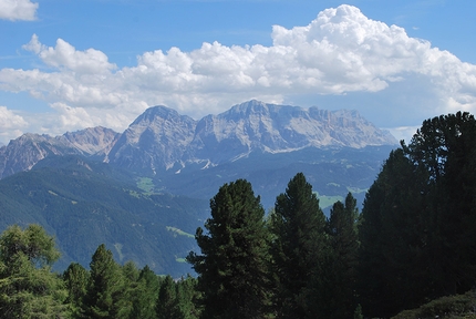 Alta Badia, Malga Munt da Rina, Lago Lè de Rina - Vista sul Sass de la Crusc durante l'escursione in Alta Badia alla Malga Munt da Rina ed il Lago Lè de Rina