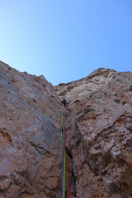 Spes Ultima Dea, Crozzon di Brenta, Dolomiti di Brenta, Alessandro Beber, Gianni Canale  - Spes Ultima Dea, Crozzon di Brenta: lo stupendo diedro rosso del 14° tiro