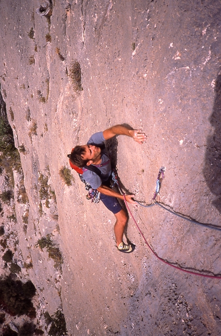 Sardinia, climbing, Gennargentu - Climbing in Sardinia: Nicholas Hobley climbing the route Wolfgang Güllich, Punta Giradili