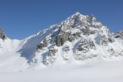 Revelation Mountains, Alaska, Gediminas Simutis, Frieder Wittmann - Revelation Mountains: The Prophet (6905). Gediminas Simutis e Frieder Wittmann hanno salito la cresta sulla sinistra lungo la via 'It's a girl!'