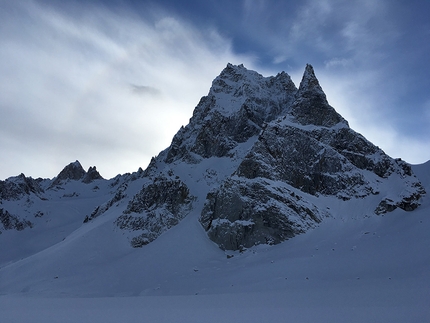 Revelation Mountains, Alaska, Gediminas Simutis, Frieder Wittmann - Revelation Mountains: Charlatan (7350). Gediminas Simutis e Frieder Wittmann hanno salito la cresta, nascosta parzialmente, sulla sinistra, lungo la loro via 'Piled higher and deeper'.