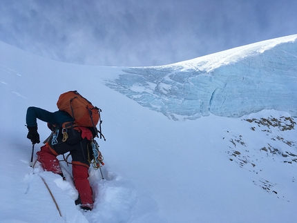 Revelation Mountains, Alaska, Gediminas Simutis, Frieder Wittmann - Revelation Mountains: salendo verso il colle sul Charlatan.