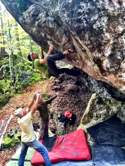 Boulder a Cortina d'Ampezzo, Dolomiti, Luca Zardini - Boulder a Cortina: Luca Zardini su Banda bassotti 7B+/7C