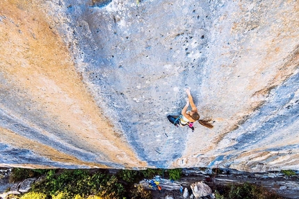 Alexander Megos on belaying Margo Hayes up Biographie at Céüse