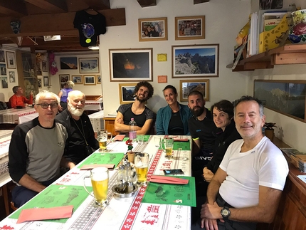 Campanile di Val Montanaia, Don Renzo, Marco Milanese - Don Renzo con Marco Milanese, famiglia ed amici dopo la salita del Campanile di Val Montanaia del 15 settembre 2017