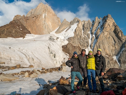 Pik Alexander Blok, Aksu, Pamir Alay, Kirghizistan - Pik Alexander Blok: sotto la parete ovest, da sinistra a destra Martin Grajciar, Vladimir Linek, Ondrej Huserka e Jozef Kristoffy.