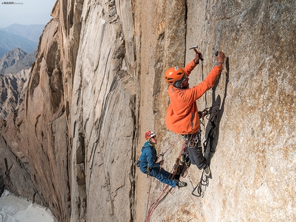 Pik Alexander Blok, Aksu, Pamir Alay, Kyrgyzstan - Pik Alexander Blok: Vlado Linek bolting the 8th pitch of Summer Bouquet