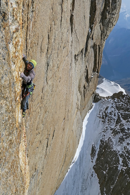 Pik Alexander Blok, Aksu, Pamir Alay, Kyrgyzstan - Pik Alexander Blok: Jozef Kristoffy climbing the hardest pitch of Summer Bouquet