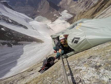 Pik Alexander Blok, Aksu, Pamir Alay, Kyrgyzstan - Pik Alexander Blok: Martin Grajciar on portaledge, with the view below onto the access glacier