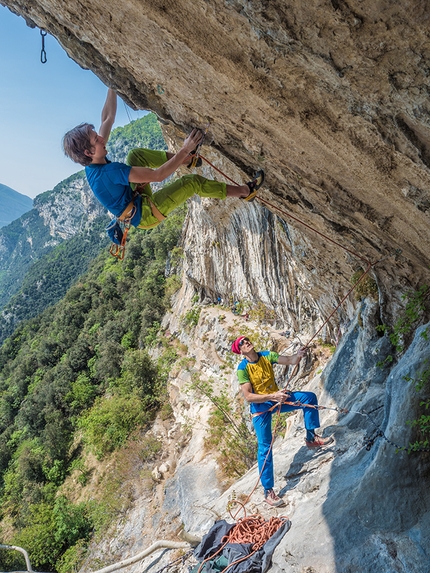 Scoglio dei Ciclopi, Rolando Larcher - Falesia dei Ciclopi: Alessandro Larcher assicurato da Rolando Larcher su Empatia 8b