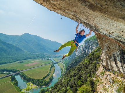 Scoglio dei Ciclopi, Rolando Larcher - Falesia dei Ciclopi: Alessandro Larcher su Empatia 8b