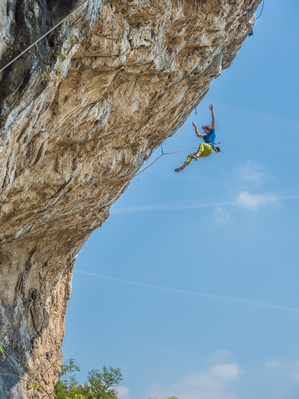 Scoglio dei Ciclopi, Rolando Larcher - Falesia dei Ciclopi: Alessandro Larcher cade dalla via Empatia 8b