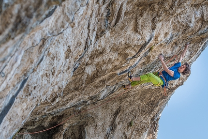 Scoglio dei Ciclopi, Rolando Larcher - Falesia dei Ciclopi: Alessandro Larcher su Empatia 8b